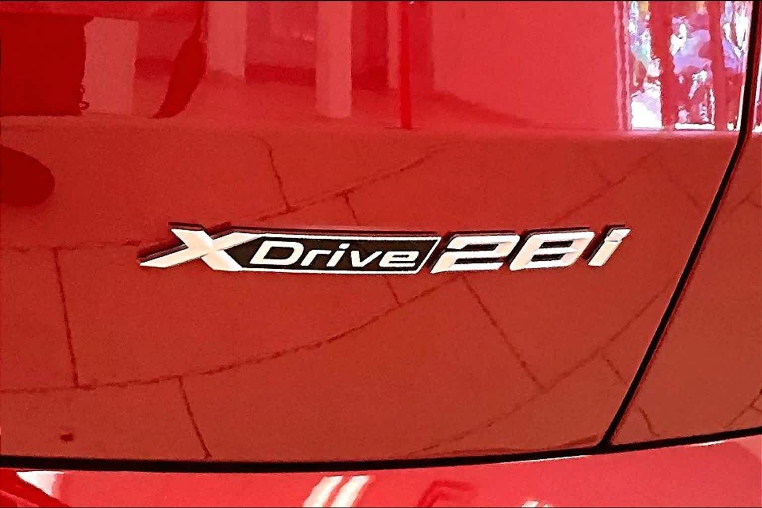 Used 2025 Vegas Red Metallic BMW xDrive28i image 9
