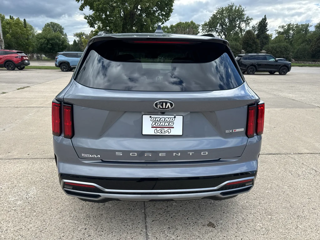 Used 2021 Everlasting Silver Kia SX Prestige image 6