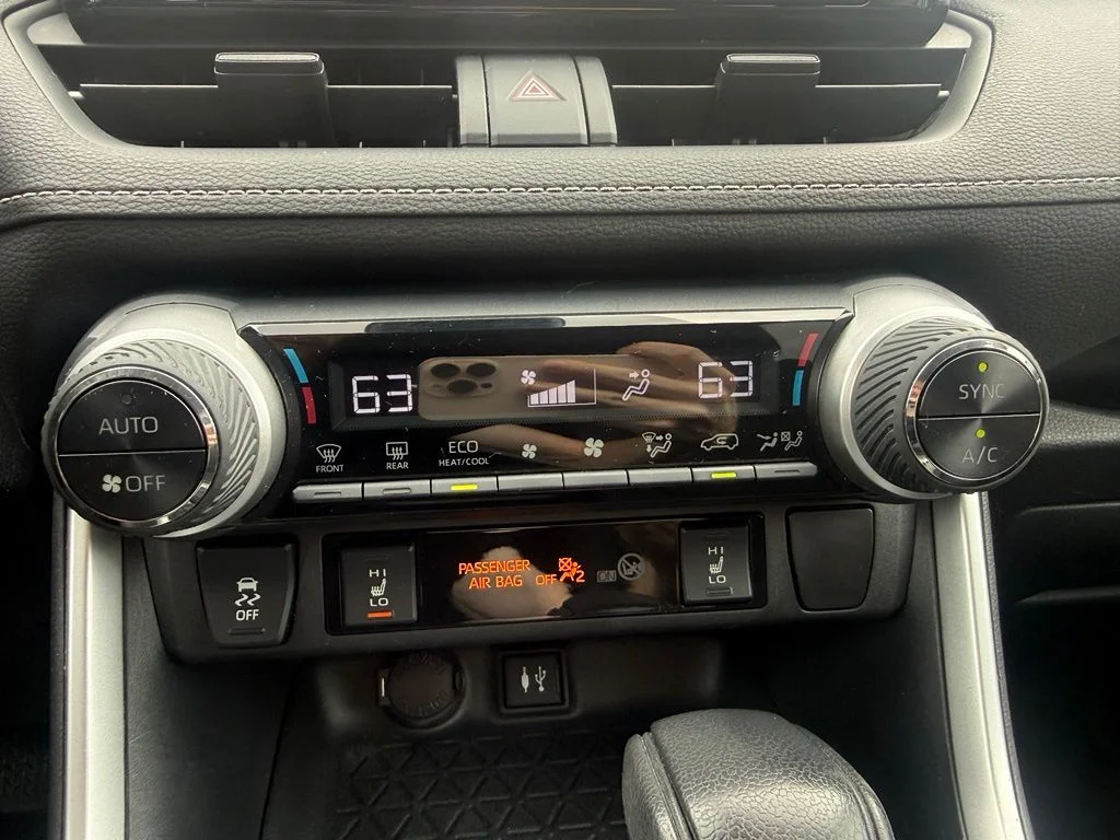 Used 2019 White Toyota XLE image 18