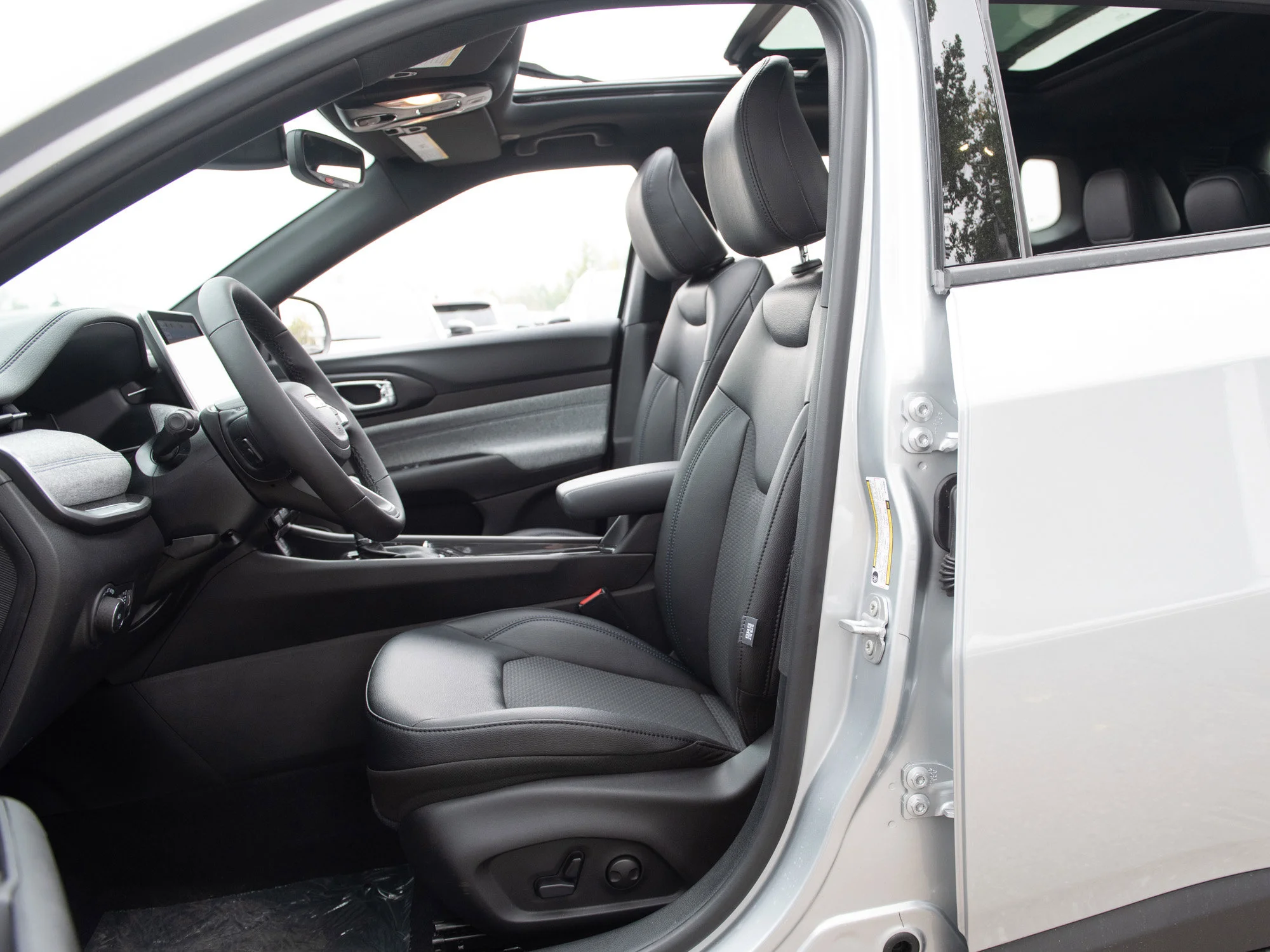 New 2025 Silver Jeep North* 4x4, Pano Sunroof, Heated Seats/Wheel, 360 Camera image 19