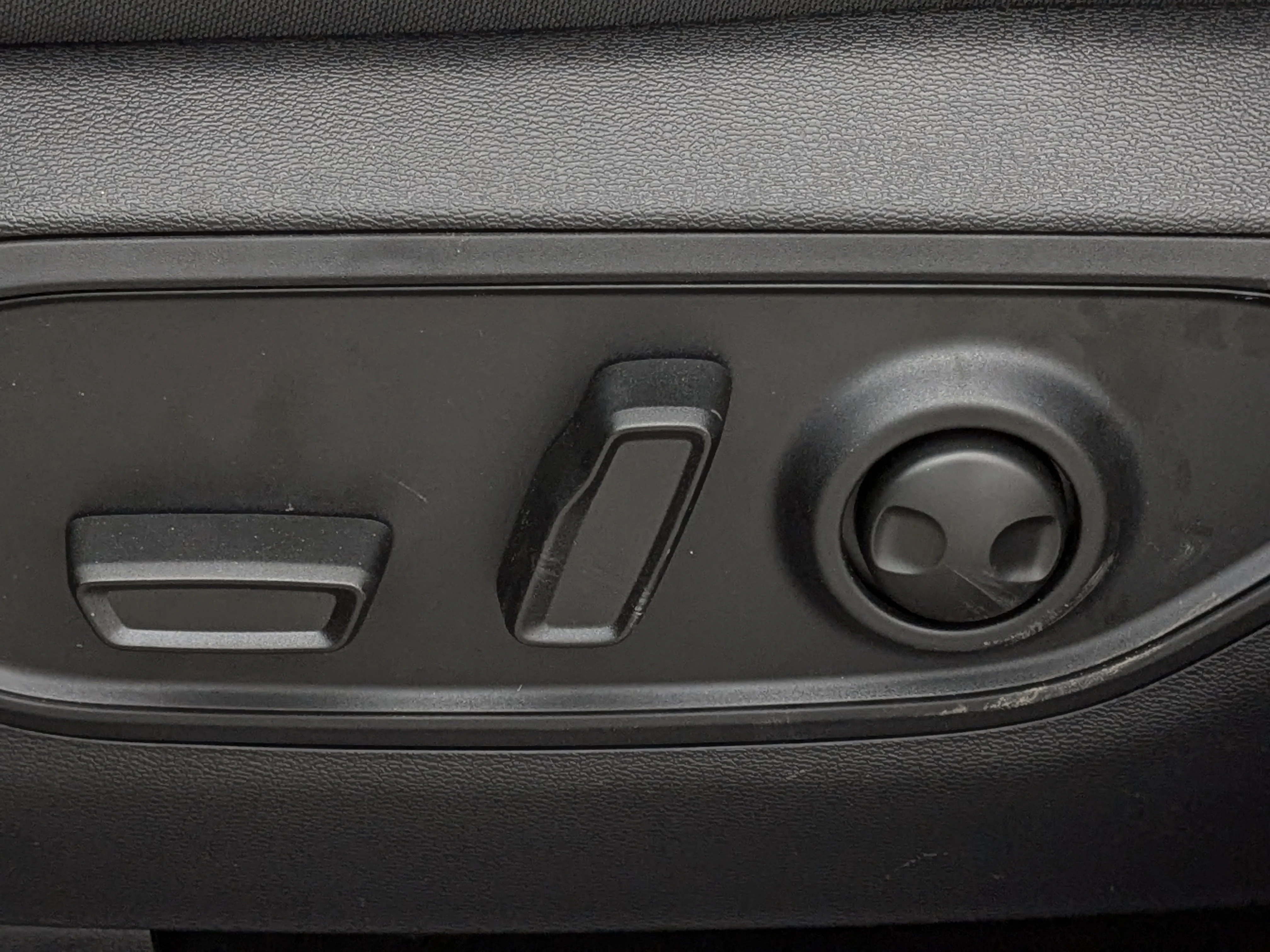 New 2026 Red Jeep Laredo - - 1.6L Turbo Hybrid - 12.3 Uconnect 5 Display - Selec-Terrain System - Active Driving Assi image 17