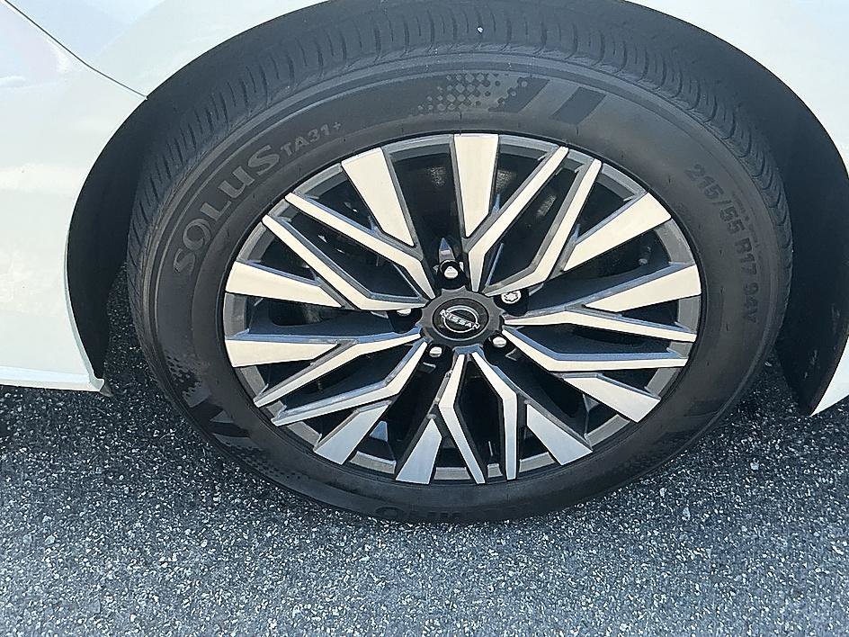 Used 2024 Pearl White Tricoat Nissan 2.5 SV image 7