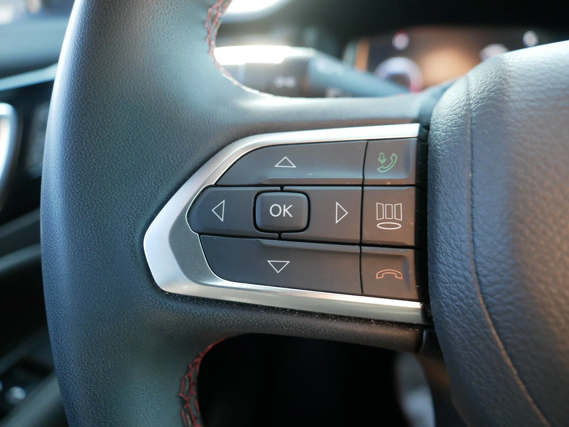 Used 2025 Hydro Blue Pearlcoat Jeep Trailhawk image 28