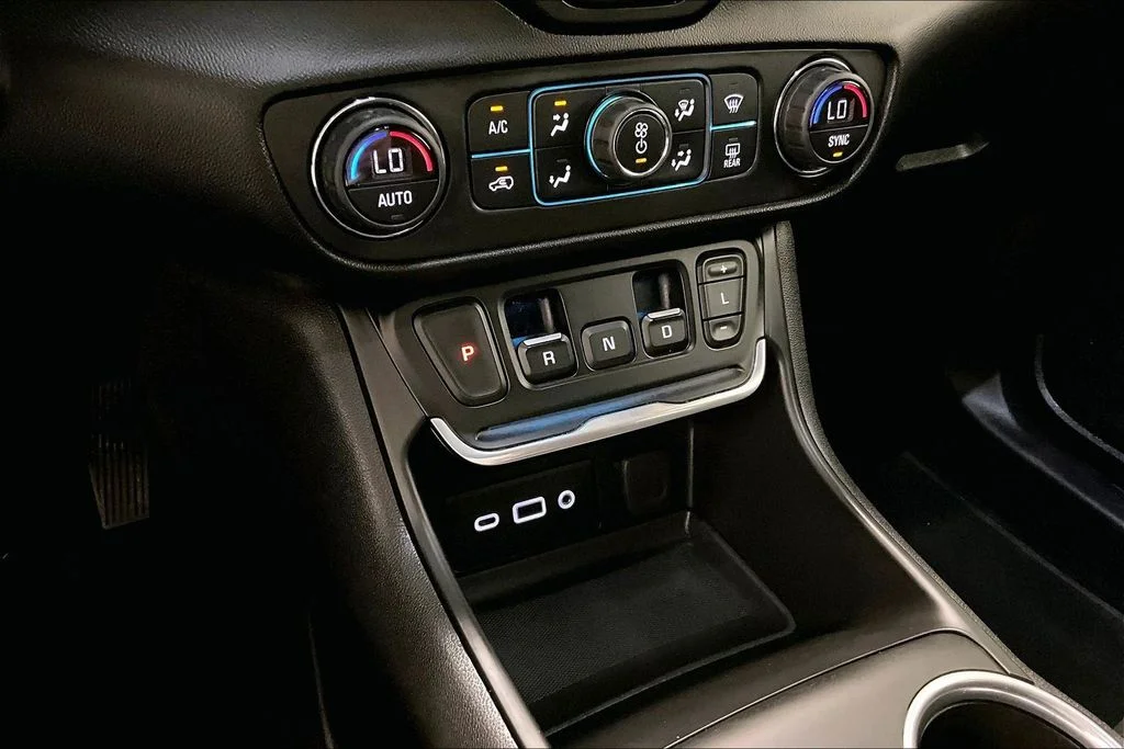 Used 2021 White GMC SLE image 16