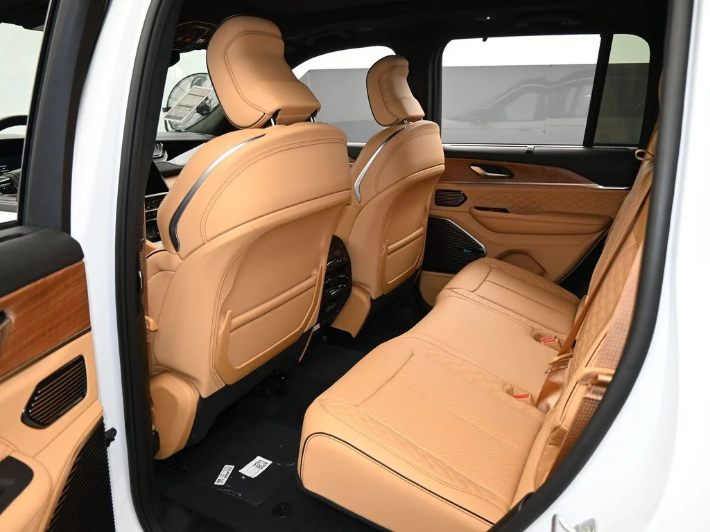 New 2025 Bright White Clear-Coat Exterior Paint Jeep Summit Reserve image 34