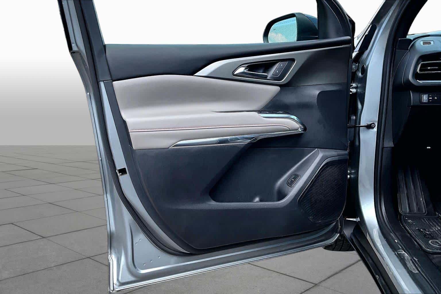 Used 2024 Sterling Gray Metallic Chevrolet FWD LT image 22