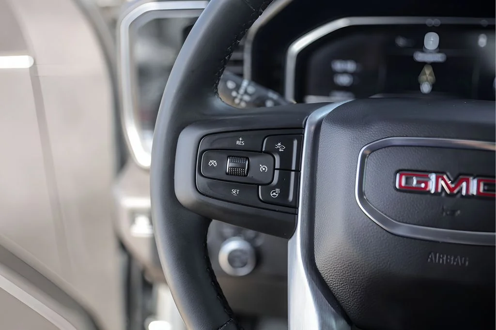 Used 2025 Silver GMC Elevation image 17