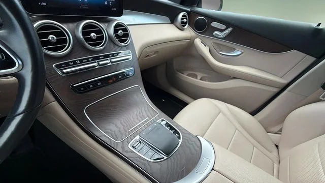Used 2021  Mercedes-Benz GLC 300 image 14