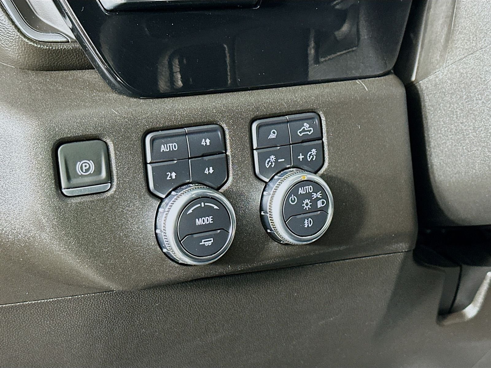 Used 2025 Onyx Black GMC SLT image 10