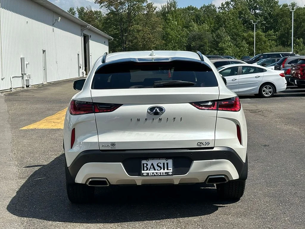 Used 2023 White INFINITI LUXE image 13