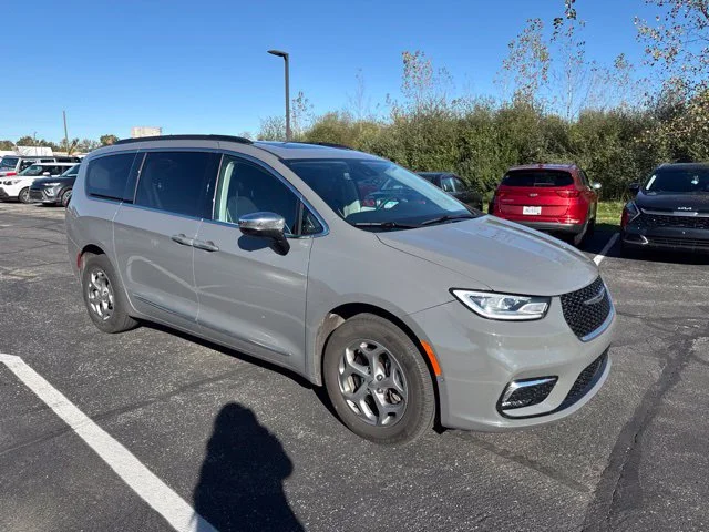 Used 2023 Ceramic Gray Clearcoat Chrysler Limited image 4