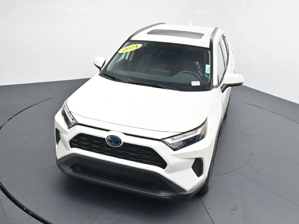 Used 2024 White Toyota XLE image 10