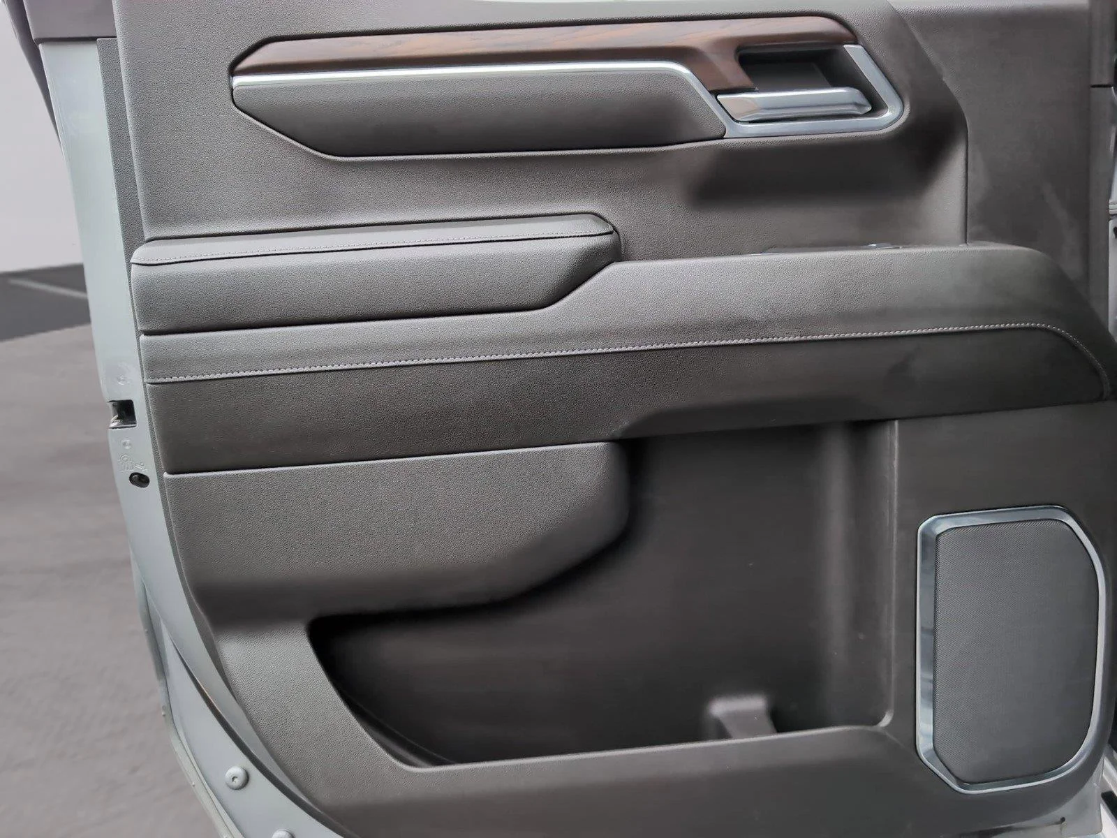 Used 2024 Sterling Metallic GMC SLT image 33