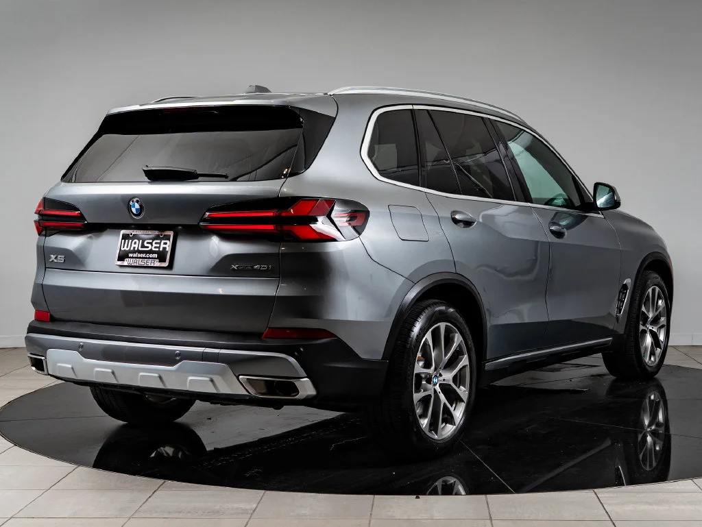 Used 2024 Skyscraper Gray Metallic BMW xDrive40i image 10