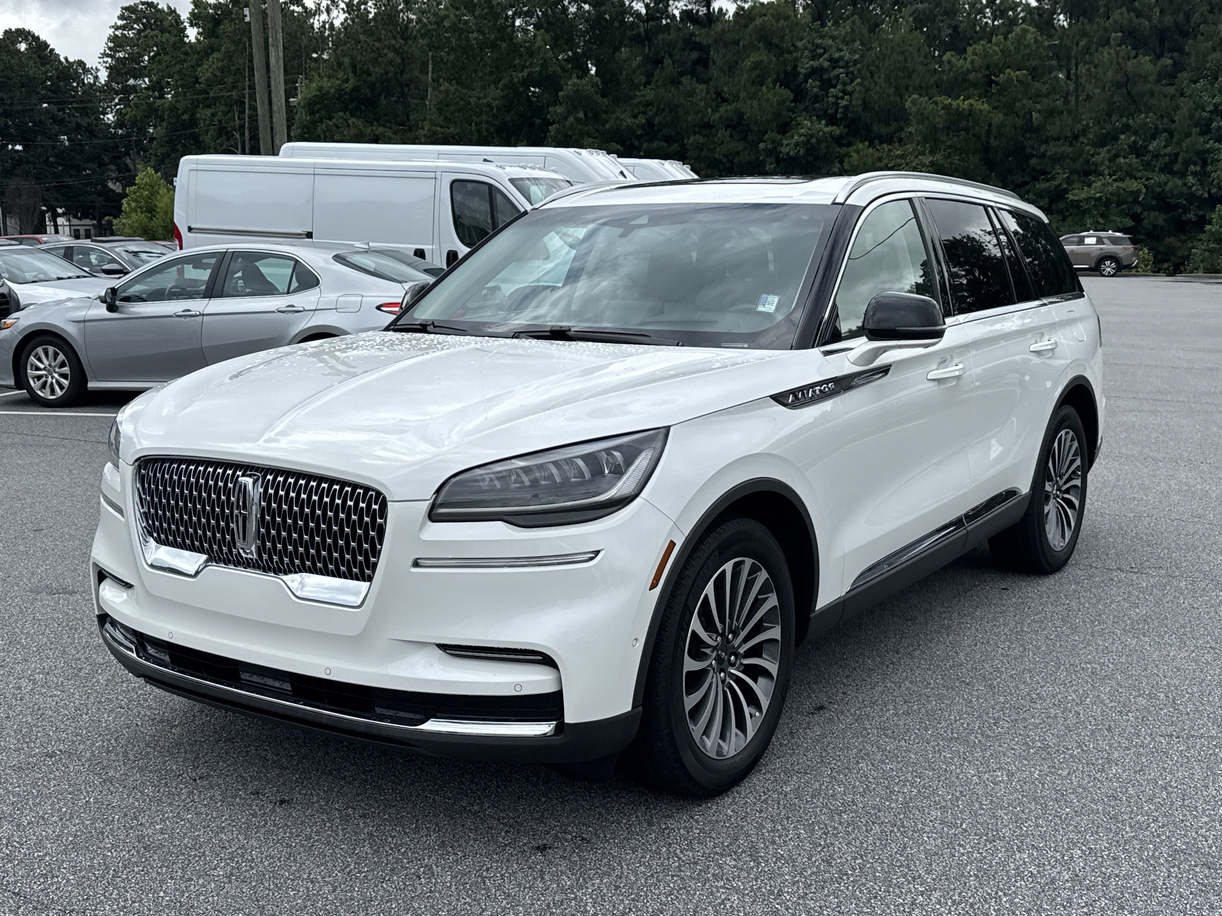 Used 2023 White Metallic Lincoln Reserve image 3
