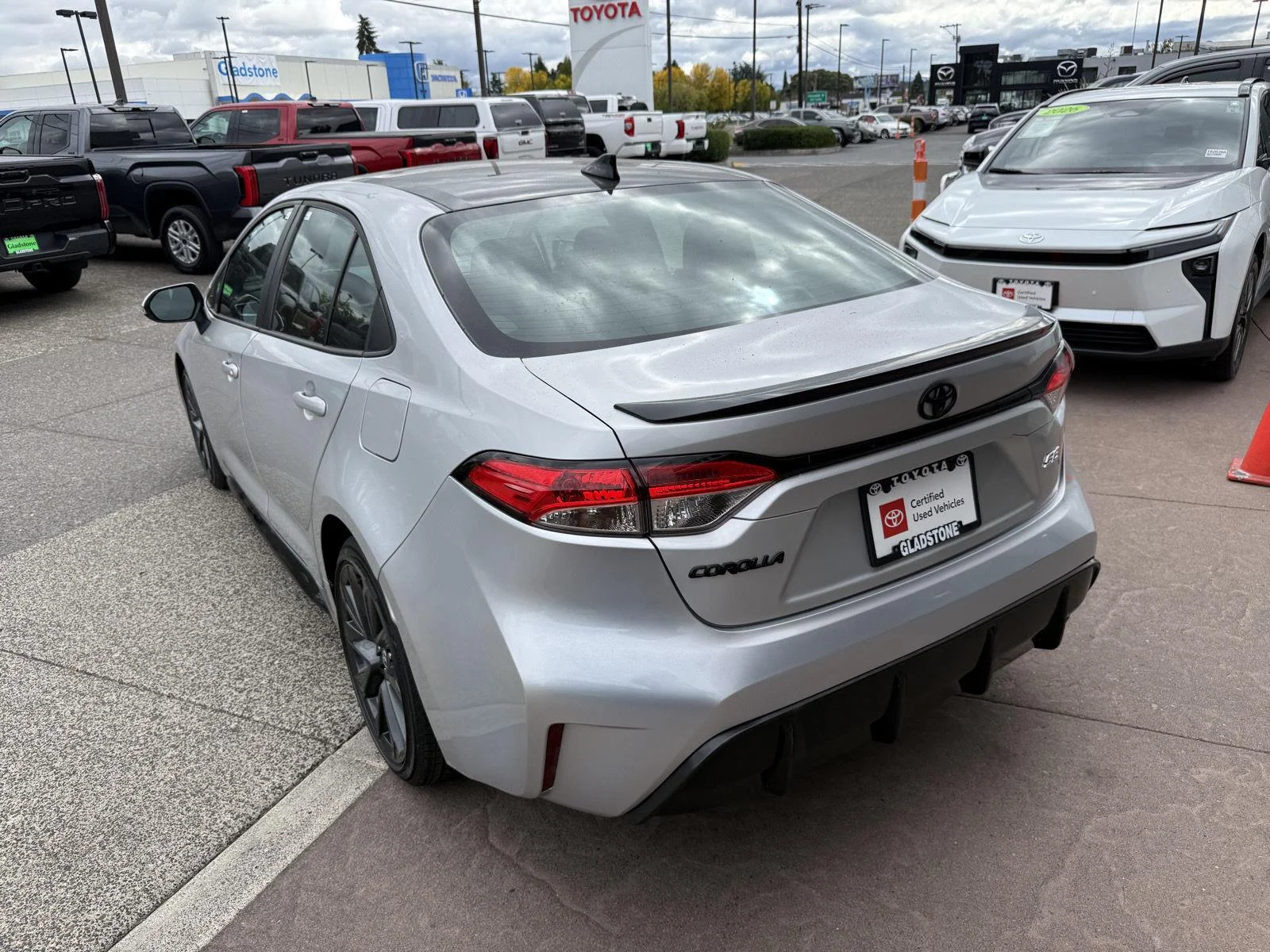 Used 2023 Classic Silver Metallic/Midnight Black Metallic Toyota SE image 4