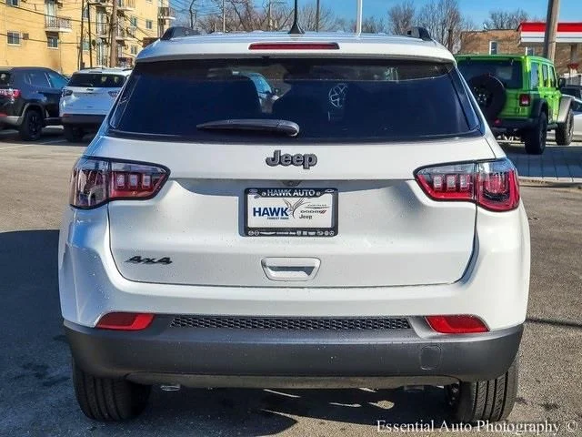 New 2026 Bright White Clear-Coat Exterior Paint Jeep Latitude image 5