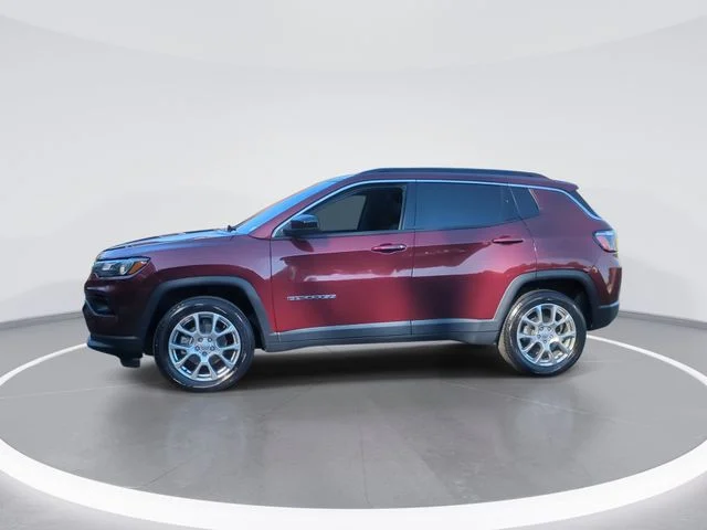 Used 2022 Red Jeep Latitude Lux image 4