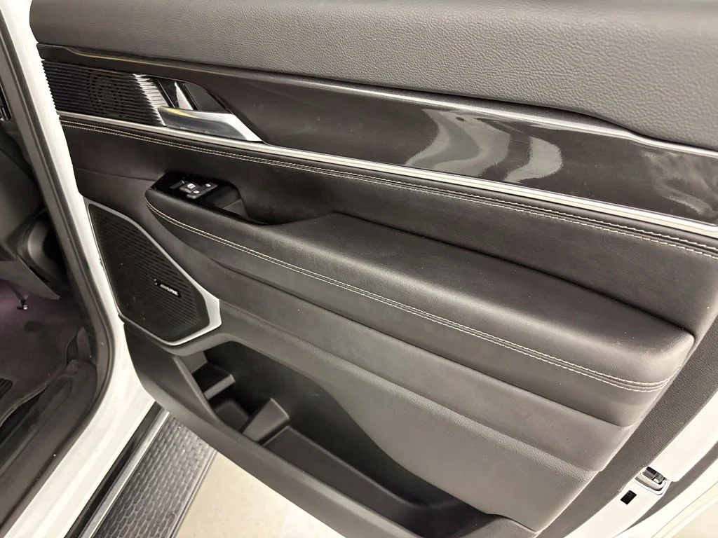 Used 2023 White Jeep Base image 39