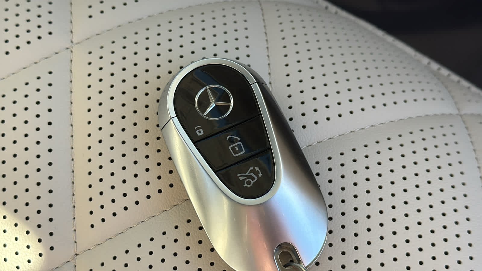 New 2026 MANUFAKTUR Moonlight White Metallic Mercedes-Benz S 580 image 38
