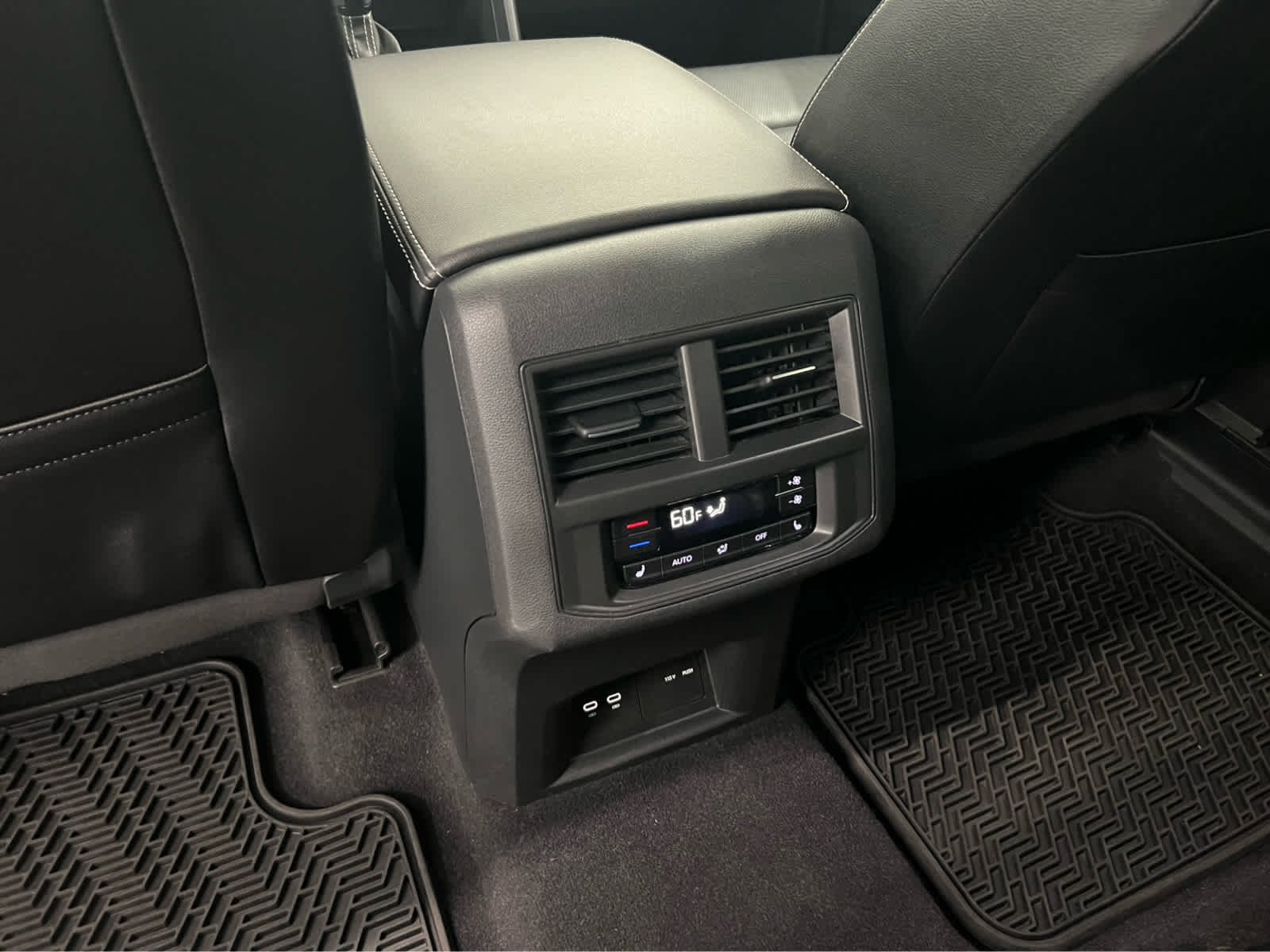 2023 Volkswagen Atlas SEL Premium R-Line - Photo 28