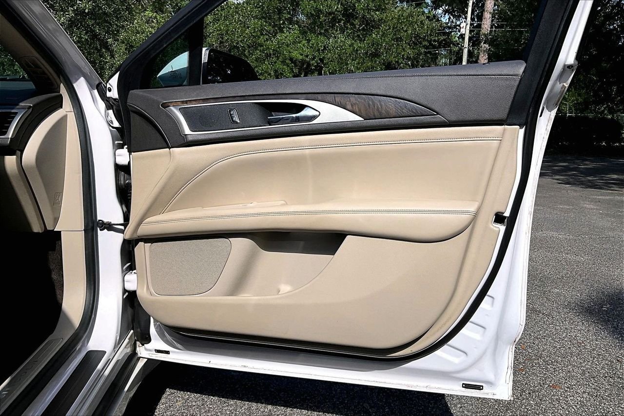 Used 2017 White Lincoln Reserve image 29