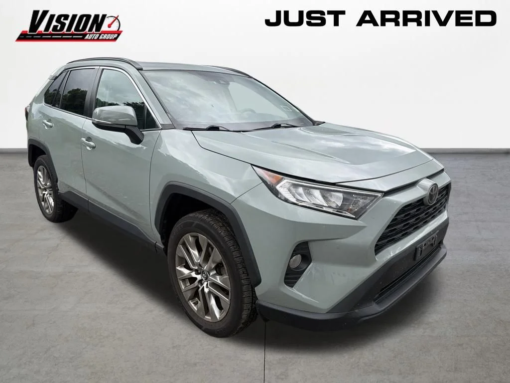 Used 2019 Black Toyota XLE Premium image 3