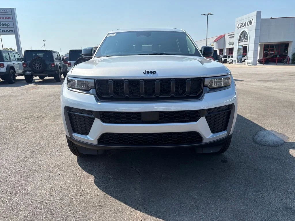 New 2026 Silver Zynith Exterior Paint Jeep Altitude image 2