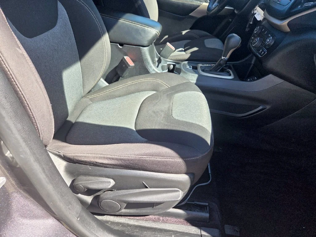 Used 2018 Gray Jeep Latitude image 28
