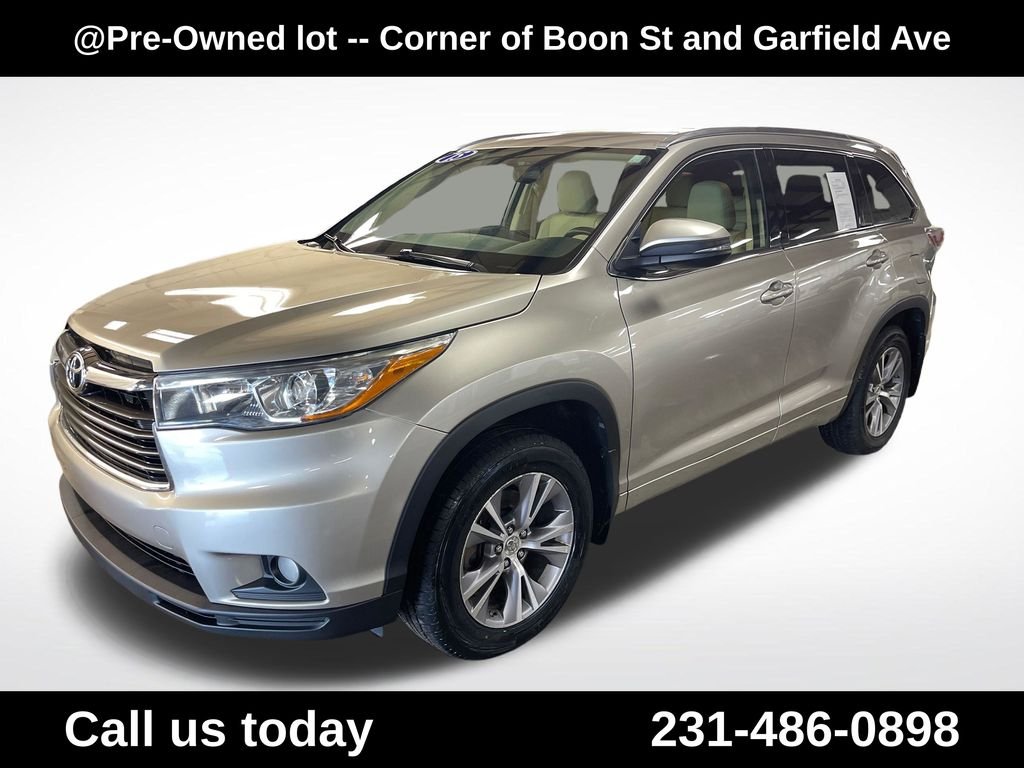 Used 2015  Toyota XLE V6 image 1