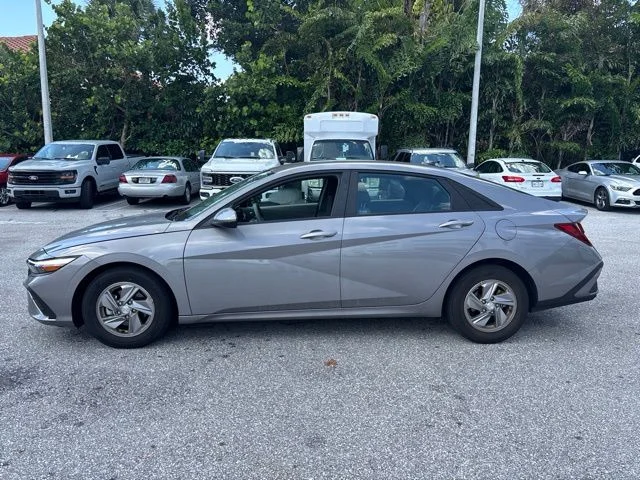 Used 2024 Metal Hyundai SE image 4