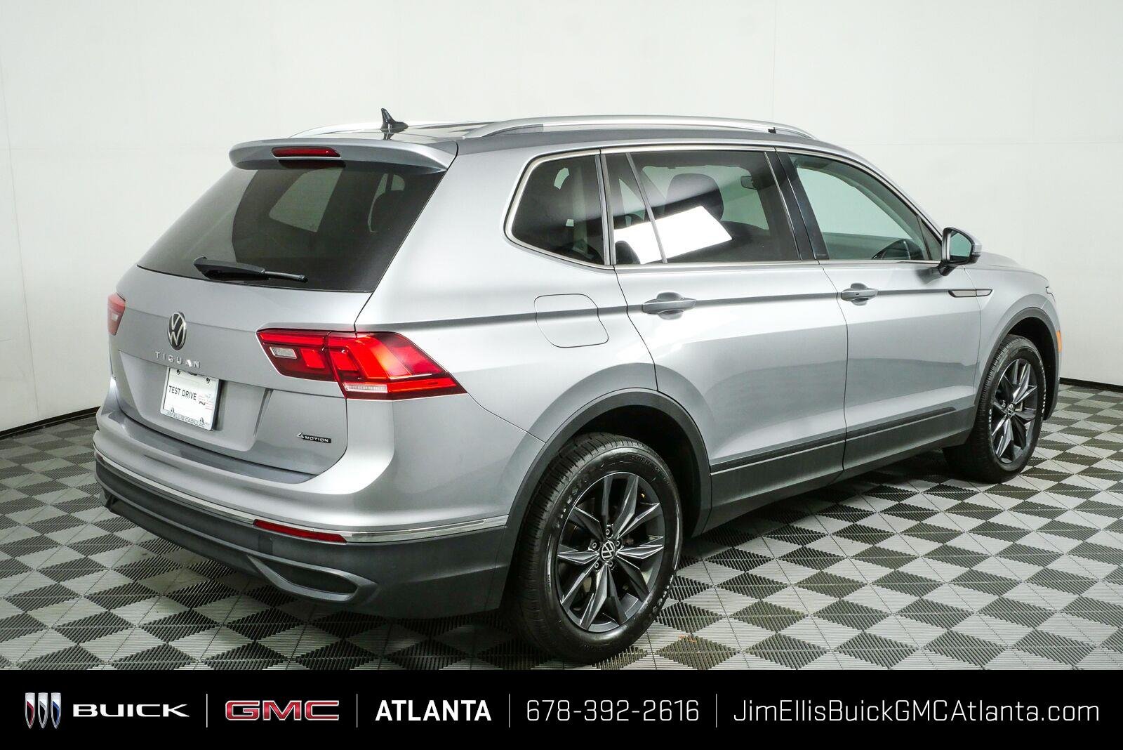 Used 2024 Pyrite Silver Metallic Volkswagen SE image 3