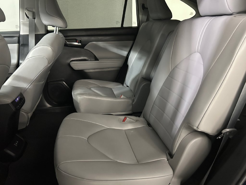 Used 2023  Toyota XLE image 19