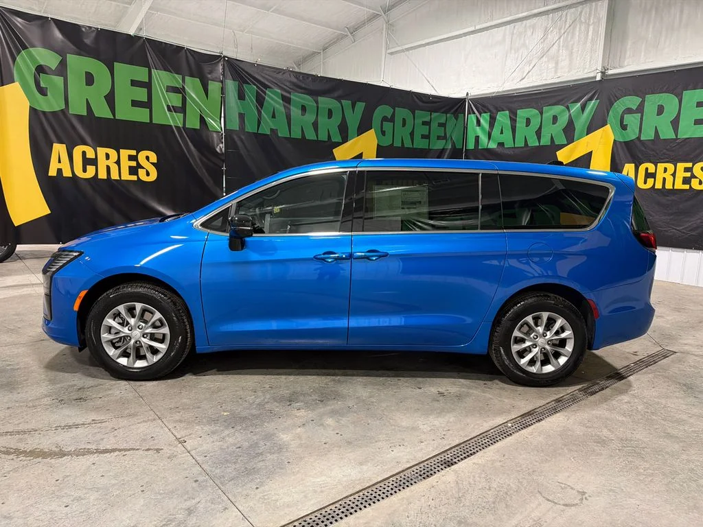 New 2027 Hydro Blue Pearl-Coat Exterior Paint Chrysler Select image 3