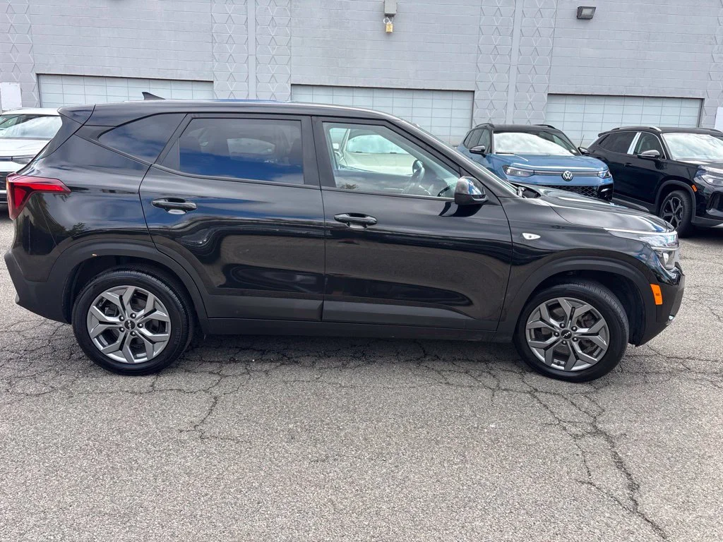 Used 2024 Black Kia LX image 7
