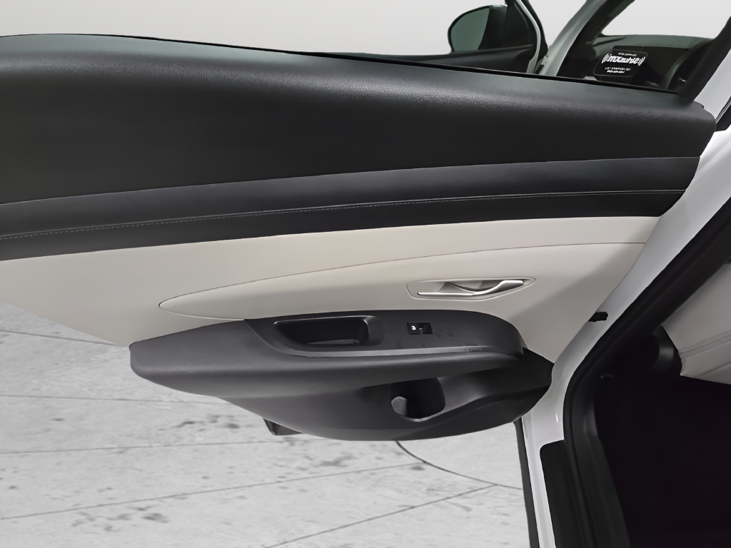 Used 2025 White Hyundai SEL image 15