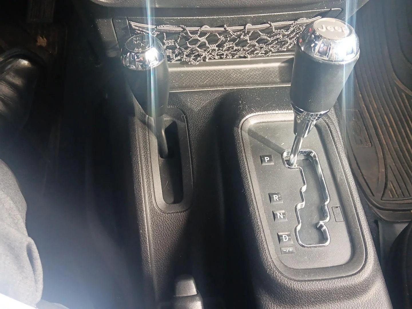Used 2014 Billet Metallic Clearcoat Jeep Sahara image 18