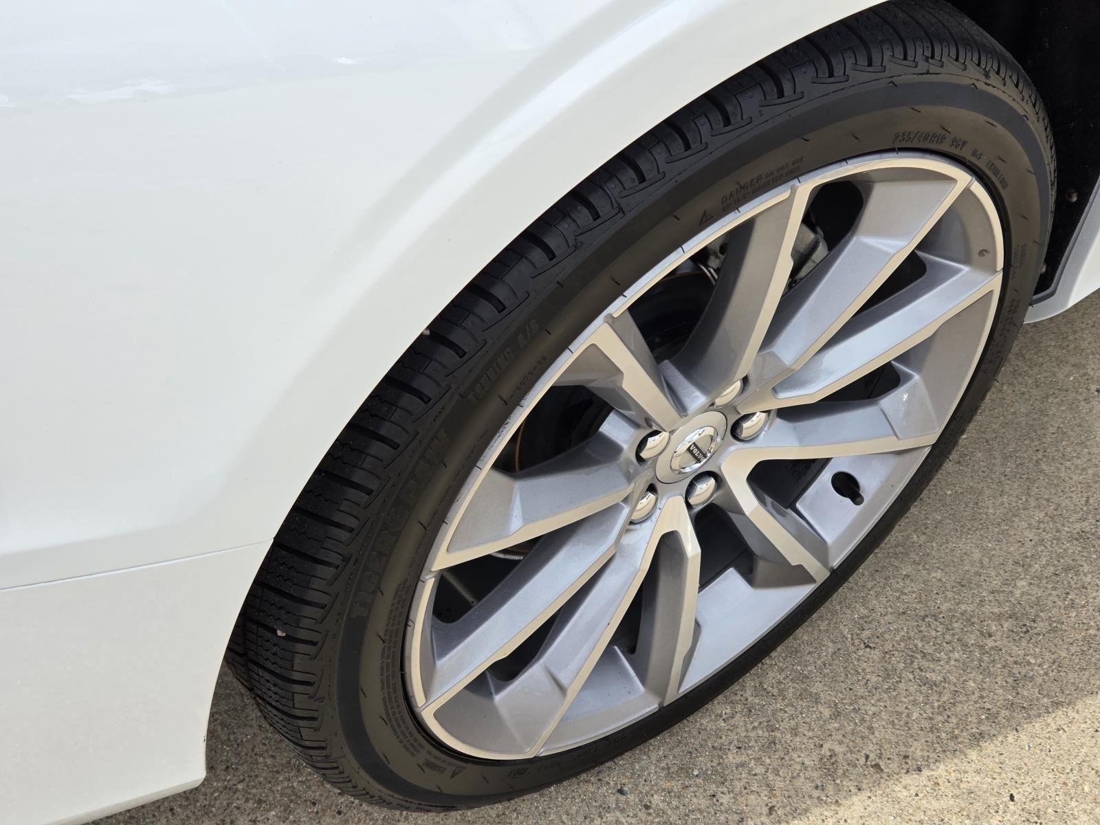 Used 2019 Crystal White Pearl Metallic Volvo Momentum image 13