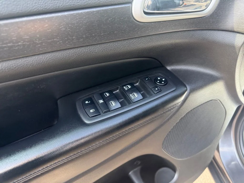 Used 2018 Gray Jeep Altitude image 12