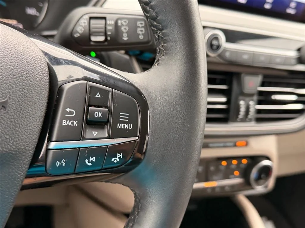 Used 2022 White Ford SE image 21
