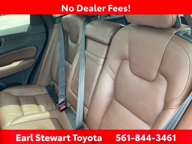 Used 2019 White Volvo T5 Momentum image 17