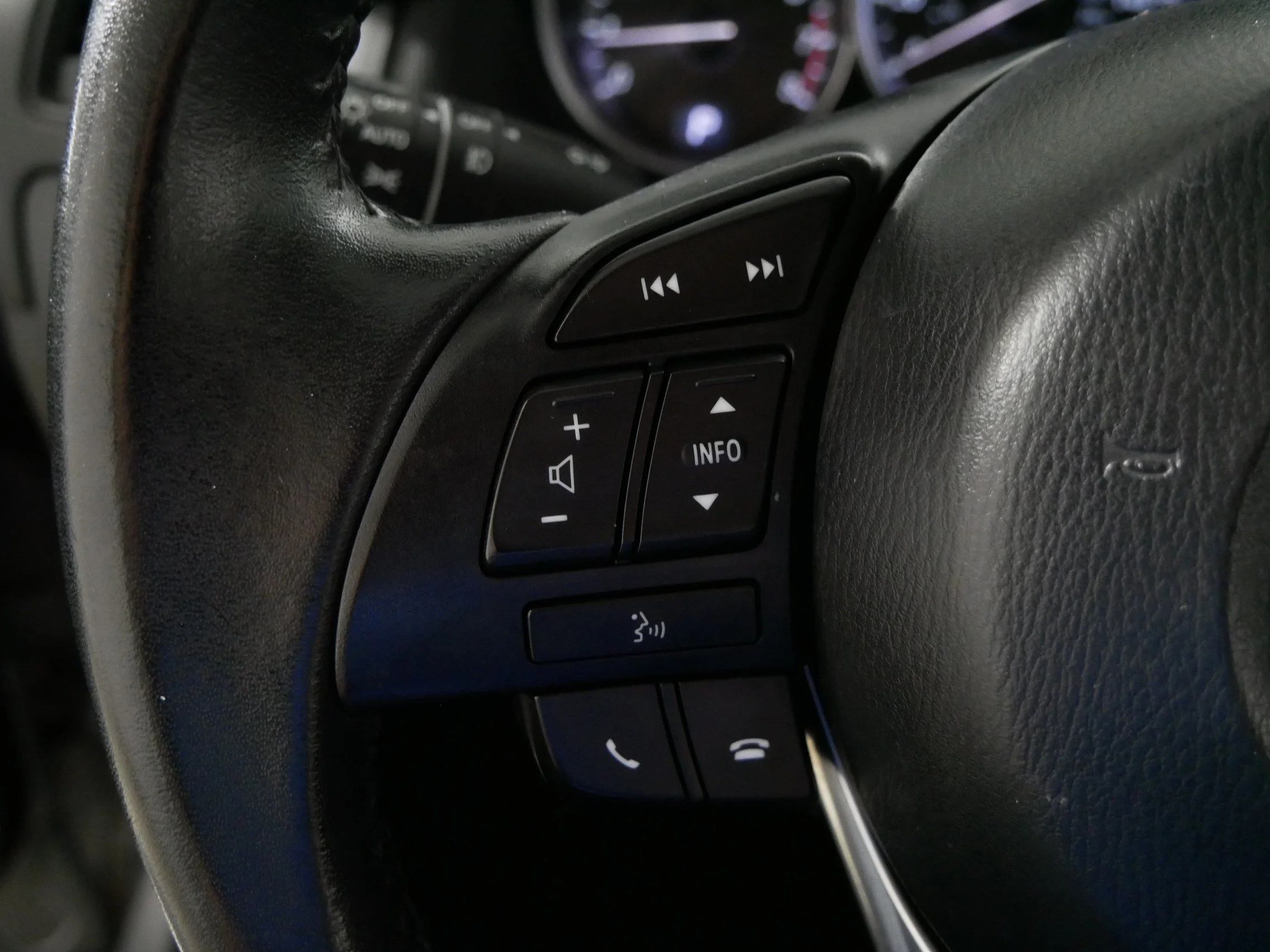 Used 2013 Liquid Silver Metallic Mazda Grand Touring image 28