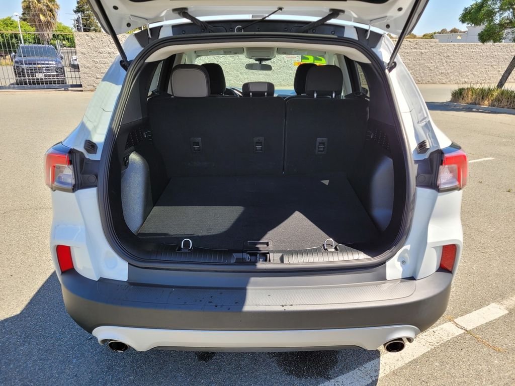 Certified Used 2022 Oxford White Ford SE image 10
