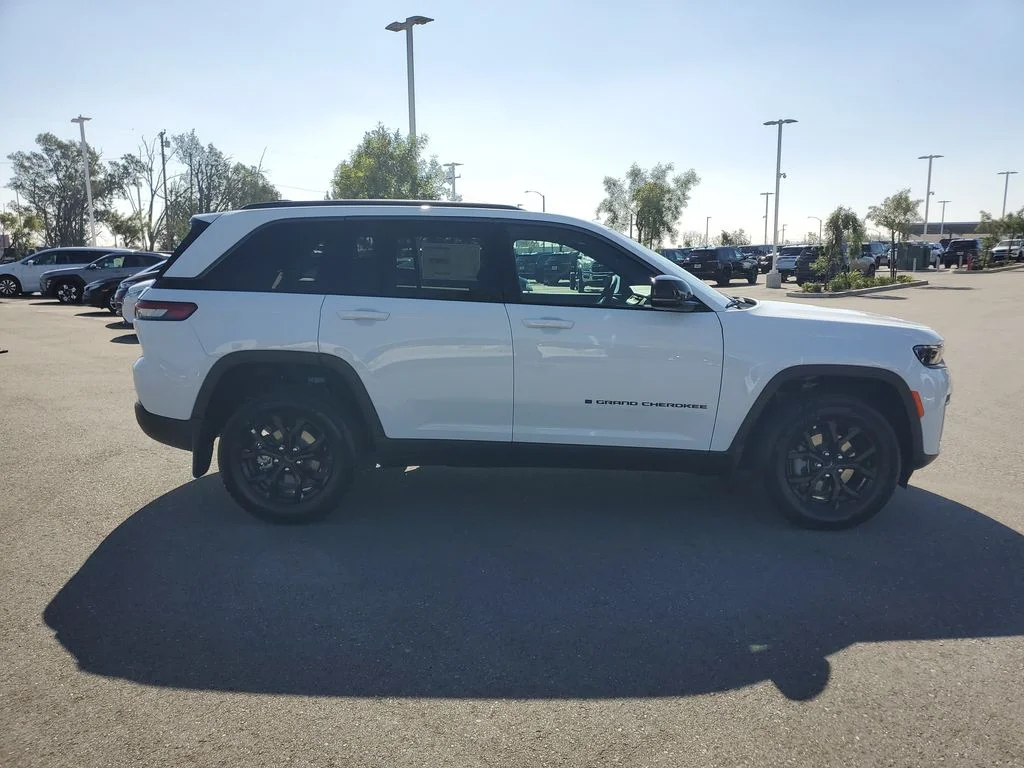 New 2026 Bright White Clear-Coat Exterior Paint Jeep Altitude image 7