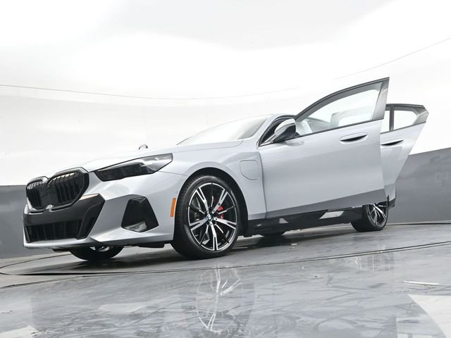 Used 2026 Gray BMW 550e xDrive image 44