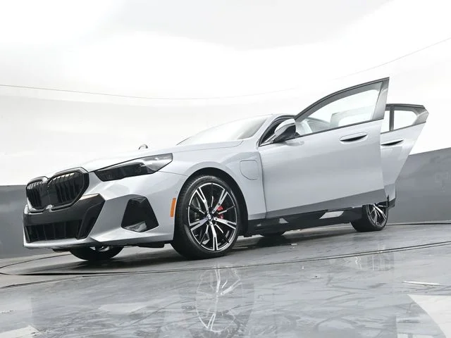 Used 2026 Gray BMW 550e xDrive image 44