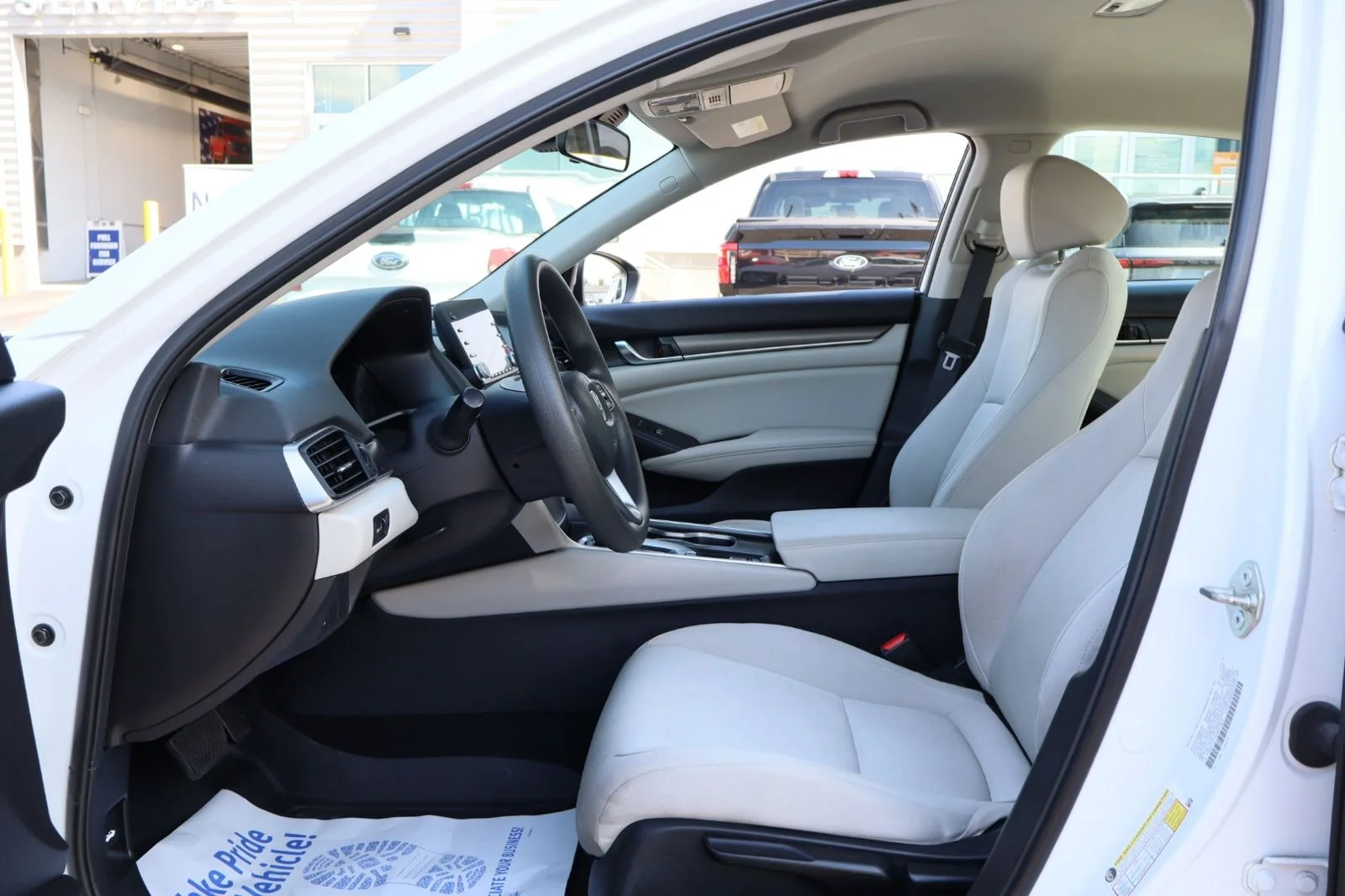 Used 2018 White Honda LX image 16