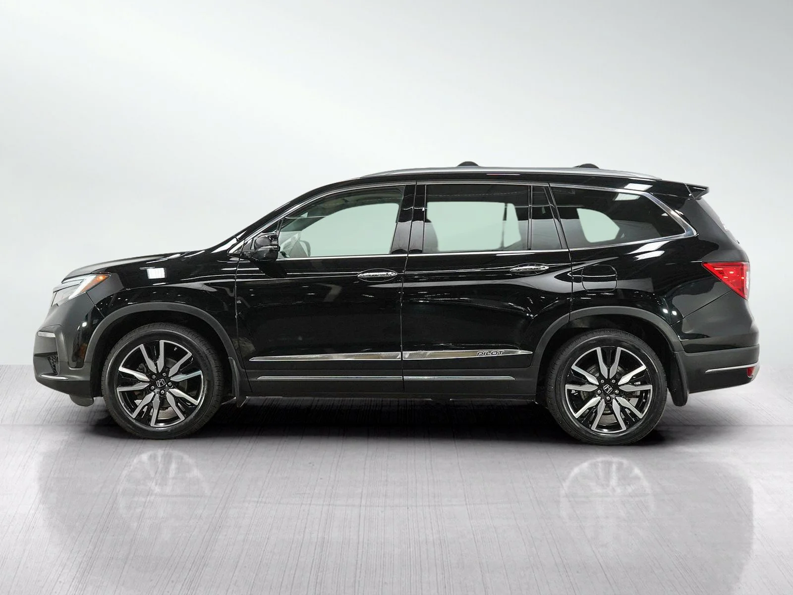 Used 2019 Honda Pilot Touring with VIN 5FNYF6H60KB507062 for sale in Burnsville, Minnesota