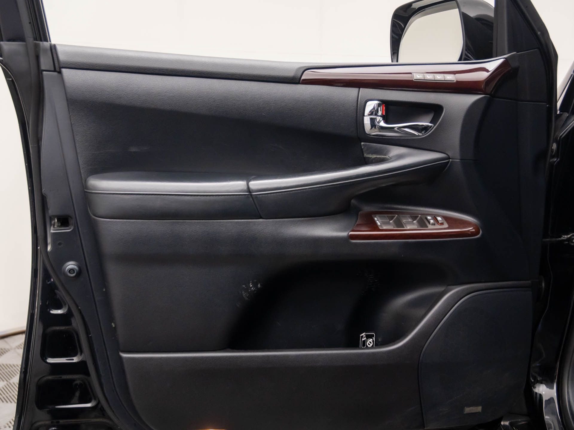 Used 2014 Black Lexus 570 image 14