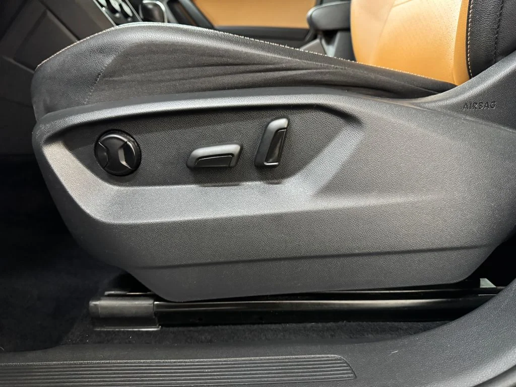 Used 2019 Black Volkswagen 2.0T SE image 15